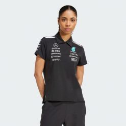 Koszulka Mercedes - Amg Petronas Formula One Team Polo. Białe koszulki damskie Adidas, xs, bez wzorów, z materiału, bez kołnierzyka, bez ramiączek. Za 439.00 zł.