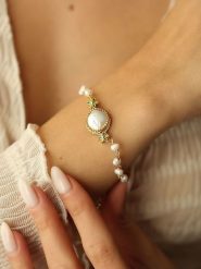 Pierres delicates Pozłacana bransoletka z perłami rozmiar: onesize. Białe bransoletki damskie Pierres delicates, pozłacane. Za 52.99 zł.