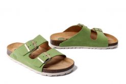 DR. BRINKMANN 700697-71 hellgrun, klapki damskie. Zielone klapki damskie Dr. Brinkmann, bez wzorów, ze skóry, bez obcasa, bez zapięcia. Za 264.90 zł.