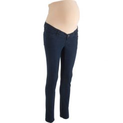 Dżinsy ciążowe z niewidocznym paskiem na brzuch bonprix ciemny denim. Niebieskie jeansy damskie bonprix. Za 59.99 zł.