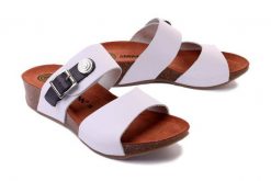 DR. BRINKMANN 700959-3 weiss, klapki damskie. Białe klapki damskie Dr. Brinkmann, bez wzorów, ze skóry, bez obcasa, bez zapięcia. Za 274.90 zł.