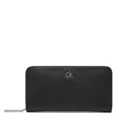 Portfel Calvin Klein. Czarne portfele damskie Calvin Klein, bez wzorów. Za 219.99 zł.