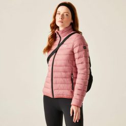 Marizion Damska kurtka turystyczna z przegrodami. Czerwone kurtki damskie Regatta, bez wzorów, bez kaptura. Za 84.99 zł.