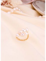 L'Atelier de Gaia Pozłacany pierścionek z perłami rozmiar: onesize. Białe pierścionki damskie L'Atelier de Gaia, z perłą, pozłacane. Za 117.73 zł.