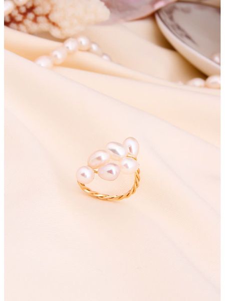 L'Atelier de Gaia Pozłacany pierścionek z perłami rozmiar: onesize. Białe pierścionki damskie L'Atelier de Gaia, z perłą, pozłacane. Za 117.73 zł.