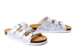 DR. BRINKMANN 700786-03 weiss, klapki damskie. Białe klapki damskie Dr. Brinkmann, bez wzorów, bez obcasa, bez zapięcia. Za 165.67 zł.