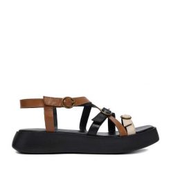 Sandały Lasocki. Brązowe sandały damskie Lasocki, bez wzorów, bez obcasa, na płaskiej podeszwie, bez zapięcia. Za 179.99 zł.