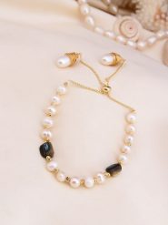 L'Atelier de Gaia Pozłacana bransoletka z perłami i masą perłową rozmiar: onesize. Białe bransoletki damskie L'Atelier de Gaia, pozłacane. Za 69.99 zł.