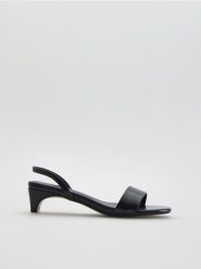 Sandały na obcasie - bordowy. Czerwone sandały damskie Reserved, bez wzorów, ze skóry, bez obcasa, na obcasie, bez zapięcia. Za 149.99 zł.