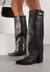 Brązowe Kozaki na Koturnie z Wywiniętą Cholewką z Klamerką Arirass. Brązowe kozaki damskie Born2be, z jeansu, bez obcasa, na koturnie, bez zapięcia. Za 159.99 zł.