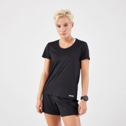 Koszulka do biegania damska Kiprun Run 100. Czerwone koszulki damskie KALENJI, l, bez wzorów, z materiału, bez kołnierzyka, bez ramiączek. Za 29.99 zł.