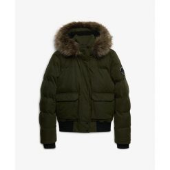 Damska kurtka puchowa Superdry Ella Everest. Zielone kurtki damskie Superdry, na zimę, bez wzorów, z puchu, bez kaptura. W wyprzedaży za 686.10 zł.