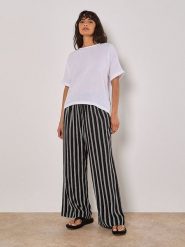 Apricot Koszulka w kolorze białym rozmiar: M. Białe bluzki damskie Apricot, m, bez wzorów, z bawełny, bez kołnierzyka, bez ramiączek. Za 69.99 zł.