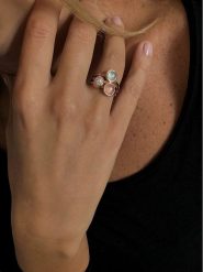 Les Petites Précieuses Pozłacany pierścionek z kamieniami szlachetnymi rozmiar: 56. Czerwone pierścionki damskie Les Petites Précieuses, z cyrkonią, pozłacane. Za 260.99 zł.