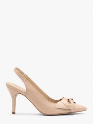 Czółenka typu slingback z kokardką PHOEBE. Brązowe czółenka damskie Ryłko, bez wzorów, z gumy, bez obcasa, na szpilce. Za 399.99 zł.