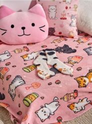 Zestaw: koc i skarpetki z motywem kotów - wielobarwny. Skarpetki damskie Sinsay, bez wzorów. Za 35.99 zł.