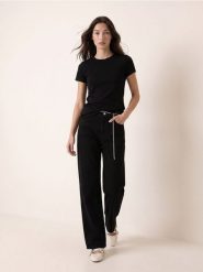Jeansy wide leg z ozdobnym łańcuszkiem - czarny. Czarne jeansy damskie Sinsay. Za 69.99 zł.