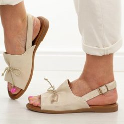 Złote skórzane płaskie sandały damskie Cambell 19387. Żółte sandały damskie Cambell, bez wzorów, z jeansu, bez obcasa, na płaskiej podeszwie, bez zapięcia. Za 219.00 zł.