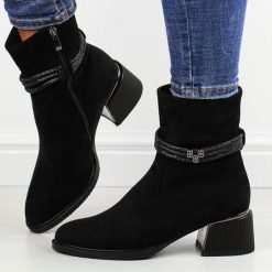 Czarne zamszowe botki damskie na obcasie DiA 880-027. Czarne botki damskie DiA, na jesień, z polaru, eleganckie, z okrągłym noskiem, bez obcasa, na obcasie, bez zapięcia. Za 349.00 zł.