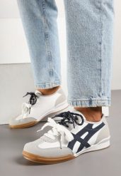 Białe Sneakersy z Podwójnym Wiązaniem Ozdobione Paskami Varozi. Białe obuwie sportowe damskie Born2be, z jeansu, bez zapięcia. Za 89.99 zł.