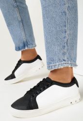 Biało-Czarne Sneakersy z Błyszczącymi Zdobieniami i Ćwiekami na Podeszwie Therriam. Białe obuwie sportowe damskie Born2be, bez zapięcia. Za 34.99 zł.