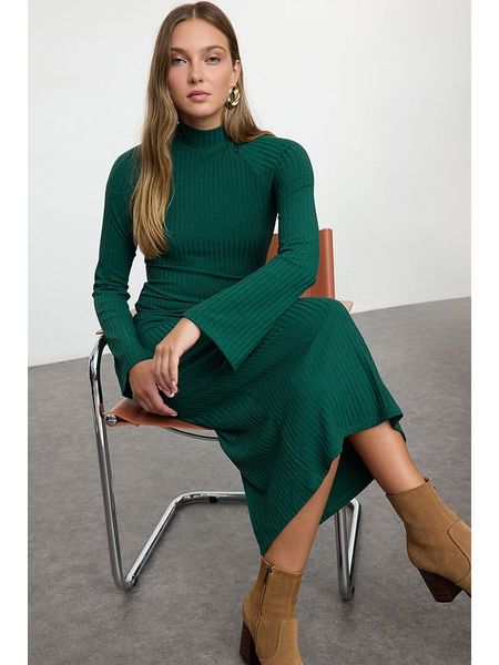 Trendyol Sukienka w kolorze zielonym rozmiar: L. Zielone sukienki damskie Trendyol, bez wzorów, prążkowane, bez ramiączek. Za 57.20 zł.