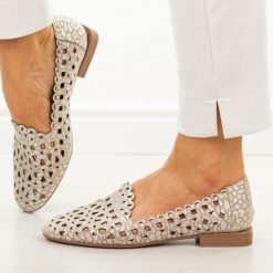 Beżowe skórzane ażurowe półbuty damskie Filippo Dp7710/26. Brązowe półbuty damskie Filippo, na lato, w ażurowe wzory, z jeansu, z okrągłym noskiem, bez obcasa, na płaskiej podeszwie, bez zapięcia. Za 219.00 zł.