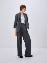 Marynarka z podwiniętymi rękawami - szary. Szare marynarki i żakiety damskie Reserved, l, bez wzorów, z tkaniny. W wyprzedaży za 119.99 zł.