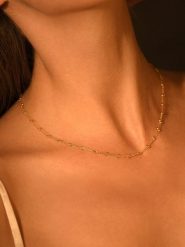 ATELIER DU DIAMANT Złoty naszyjnik "Chaine" z elementami ozdobnymi - dł. 43 cm rozmiar: onesize. Żółte naszyjniki damskie ATELIER DU DIAMANT, złote. Za 2,000.99 zł.