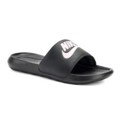 Klapki damskie Nike Victori One Slide. Czarne klapki damskie Nike, bez wzorów, bez obcasa, bez zapięcia. Za 149.99 zł.