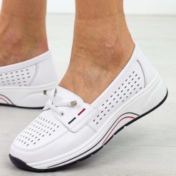 Białe ażurowe skórzane półbuty damskie S.Barski 871. Białe półbuty damskie S.BARSKI, na jesień, w ażurowe wzory, z jeansu, bez obcasa, na płaskiej podeszwie, bez zapięcia. Za 229.00 zł.