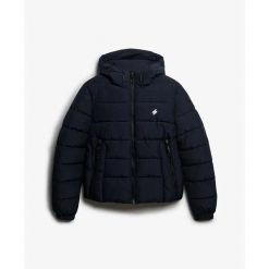 Damska kurtka z kapturem Superdry Spirit. Niebieskie kurtki damskie Superdry, bez wzorów, z puchu, z kapturem. W wyprzedaży za 506.70 zł.