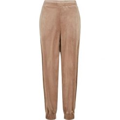Damskie spodnie dresowe z wysokim stanem wykonane z weluru, o kroju z bufiastymi. Brązowe spodnie dresowe damskie Urban Classics, bez wzorów, z dresówki, z podwyższonym stanem. Za 191.00 zł.