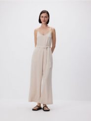 Kombinezon z modalem - beżowy. Brązowe kombinezony damskie Reserved, l, bez wzorów, z dzianiny, bez kołnierzyka, bez ramiączek. W wyprzedaży za 59.99 zł.