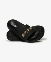 Superdry Vegan Logo Pool Klapki – Black/Metallic Gold. Czarne klapki damskie Superdry, bez wzorów, z poliesteru, bez obcasa, bez zapięcia. Za 180.45 zł.