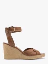 Brązowe sandały na wysokiej platformie. Brązowe sandały damskie Ryłko, bez wzorów, z gumy, bez obcasa, na platformie, bez zapięcia. Za 379.99 zł.