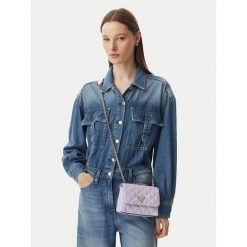Torebka Guess. Fioletowe listonoszki damskie Guess, z aplikacjami, bez dodatków. Za 417.99 zł.