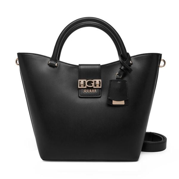 Torebka Guess. Czarne torebki klasyczne damskie Guess, bez dodatków. Za 359.99 zł.