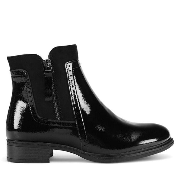 Botki Clara Barson. Czarne botki damskie Clara Barson, bez obcasa, na płaskiej podeszwie, bez zapięcia. Za 149.99 zł.