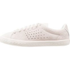 Le coq sportif CHARLINE PS NUBUCK Tenisówki i Trampki beige. Brązowe buty sportowe dziewczęce le coq sportif, z materiału. W wyprzedaży za 160.30 zł.