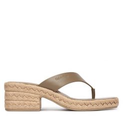 Klapki Calvin Klein. Brązowe klapki damskie Calvin Klein, bez wzorów, bez obcasa, bez zapięcia. Za 529.99 zł.