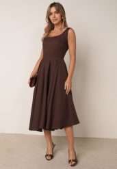 Brązowa Koktajlowa Sukienka o Rozkloszowanym Kroju z Kieszeniami Stinofto. Brązowe sukienki damskie Born2be, bez wzorów, z poliesteru, eleganckie, bez ramiączek. Za 299.99 zł.