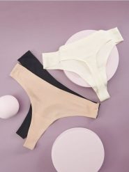 Majtki stringi 3 pack - czarny. Czarne stringi Sinsay, bez wzorów, prążkowane. Za 25.99 zł.
