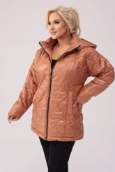 Pikowana jesienna brązowa kurtka Martyna z kapturem PLUS SIZE XXL JESIEŃ. Brązowe kurtki damskie Moda Size Plus Iwanek, na jesień, plus size, bez wzorów, z poliesteru, z kapturem. W wyprzedaży za 199.90 zł.