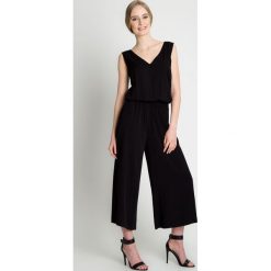 Czarny elegancki kombinezon BIALCON. Czarne kombinezony damskie BIALCON, na lato, eleganckie, z kopertowym dekoltem, na ramiączkach. W wyprzedaży za 229.00 zł.