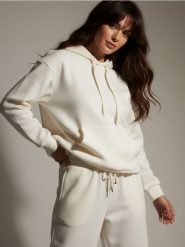 Dresowa bluza hoodie z kieszenią - kremowy. Białe bluzy damskie Sinsay, l, bez wzorów, z dresówki, bez kaptura. W wyprzedaży za 22.99 zł.