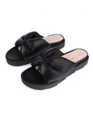 Loft37 Skórzane klapki "Salt Water" w kolorze czarnym rozmiar: 35. Czarne klapki damskie loft37, bez wzorów, z otwartym noskiem, bez obcasa, bez zapięcia. Za 347.99 zł.