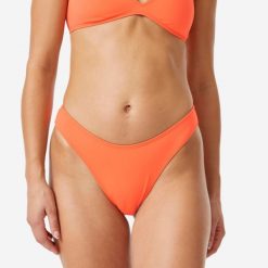 Dół kostiumu kąpielowego damski Decathlon High Leg Cheeky. Brązowe bikini Roxy, bez wzorów, z tkaniny. Za 69.99 zł.