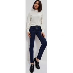 Jeansy push up zapinane na guziki granatowe. Niebieskie jeansy damskie MOODO, bez wzorów, z bawełny. W wyprzedaży za 44.99 zł.
