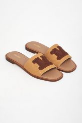 Klapki damskie skórzane Gene MAX MARA BEACHWEAR. Klapki damskie Max Mara Beachwear, bez wzorów, bez obcasa, bez zapięcia. W wyprzedaży za 775.20 zł.